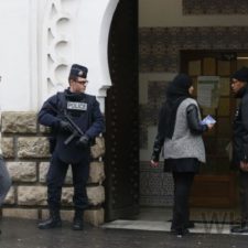 Muž, ktorý zabil policajtku, prepadol obchod v Paríži