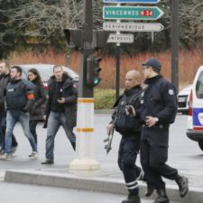 Muž, ktorý zabil policajtku, prepadol obchod v Paríži