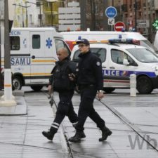 Muž, ktorý zabil policajtku, prepadol obchod v Paríži