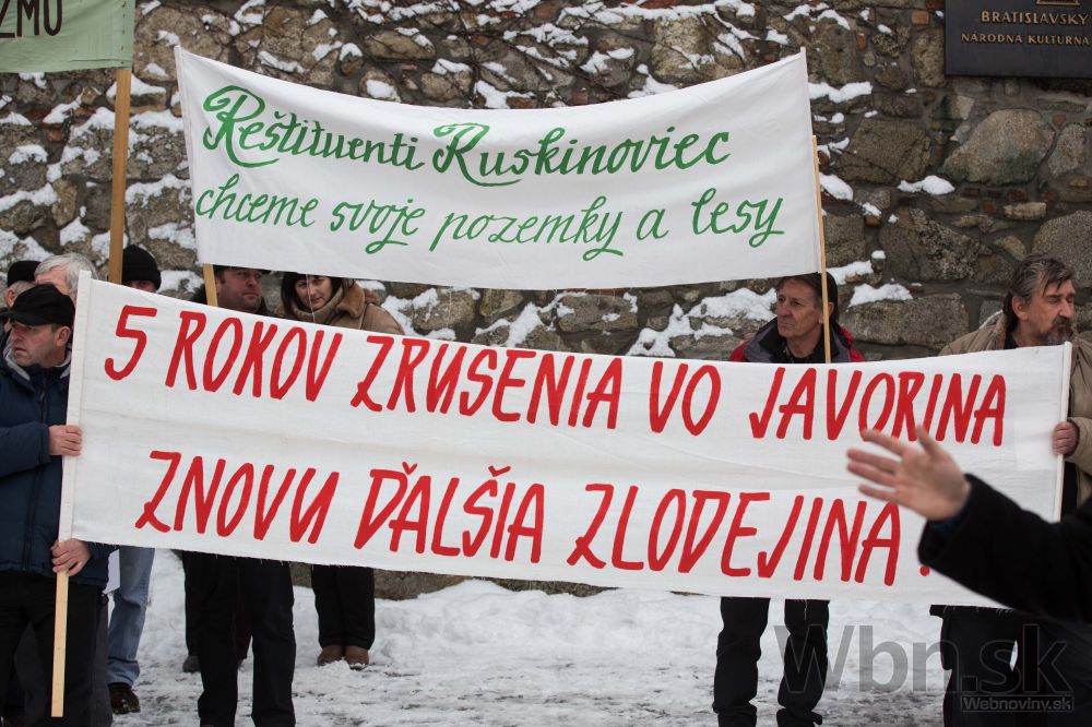 Reštituenti z Javoriny protestovali pred parlamentom