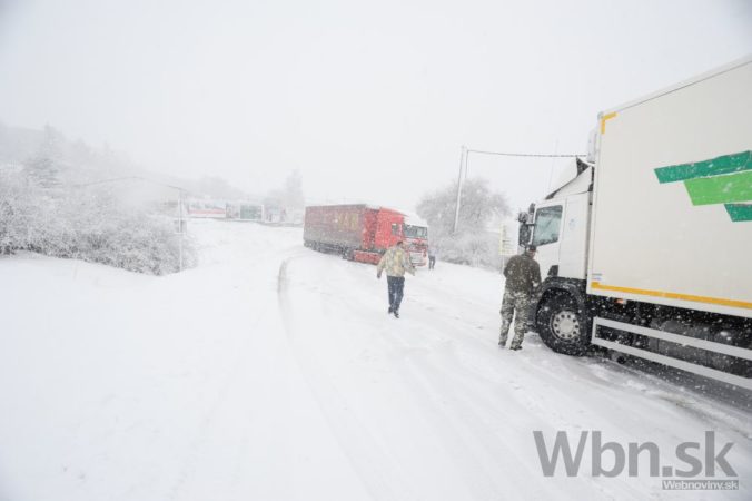 Husté sneženie komplikuje dopravu na celom Slovensku