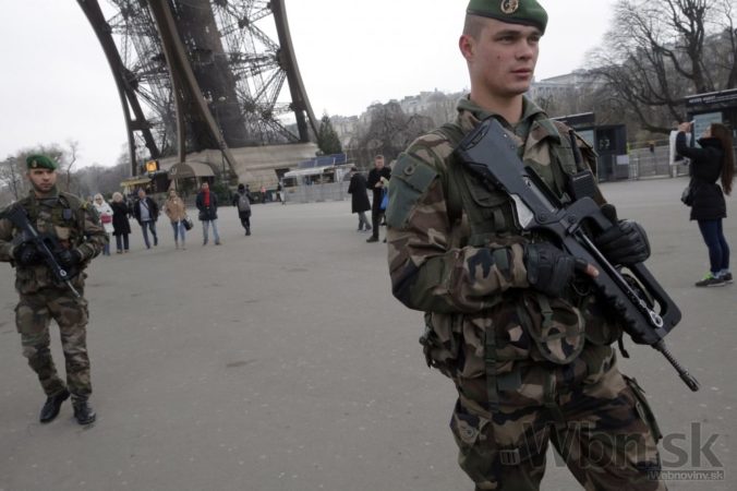 Ozbrojenci zabili v redakcii francúzskeho časopisu 12 ľudí