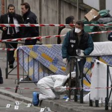 Ozbrojenci zabili v redakcii francúzskeho časopisu 12 ľudí