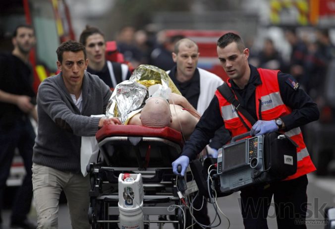 Ozbrojenci zabili v redakcii francúzskeho časopisu 12 ľudí