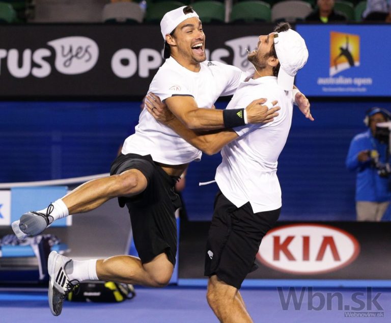 Talianski tenisti Simone Bolelli a Fabio Fognini získali titul v Melbo