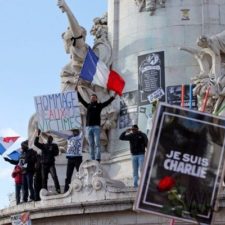 Ulicami Paríža pochodujú státisíce ľudí proti terorizmu