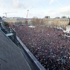 Ulicami Paríža pochodujú státisíce ľudí proti terorizmu