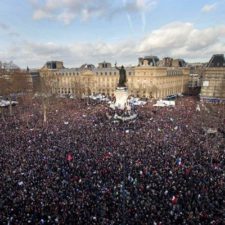 Ulicami Paríža pochodujú státisíce ľudí proti terorizmu