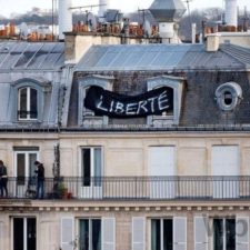 Ulicami Paríža pochodujú státisíce ľudí proti terorizmu