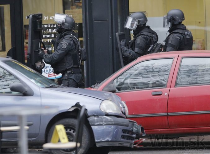 V Paríži sa opäť strieľalo, pri mešite vybuchla nálož
