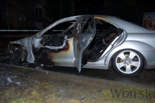 V Pezinku podpálili Mercedes, pravdepodobne úmyselne