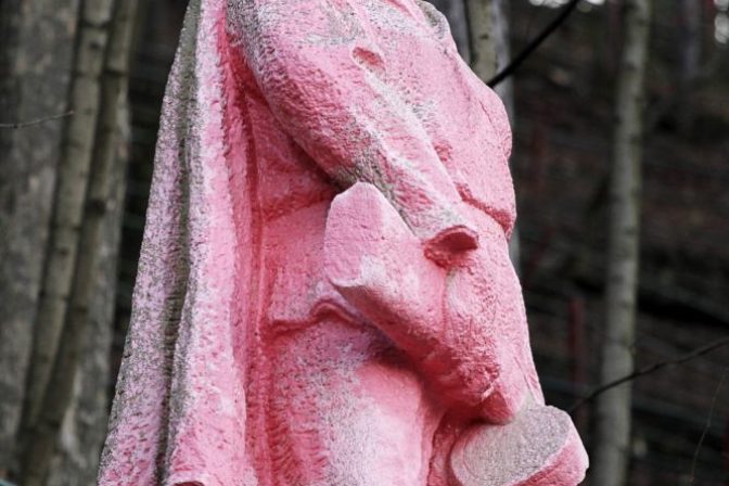 Vandali vyčíňali v Banskej Bystrici, sochu partizána natreli na ružovo
