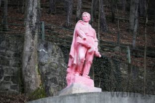 Vandali vyčíňali v Banskej Bystrici, sochu partizána natreli na ružovo
