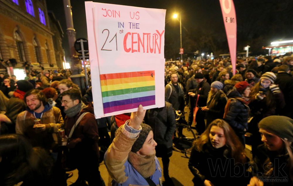 Z viedenskej kaviarne vyhodili lesbičky, ľudia sa vzbúrili