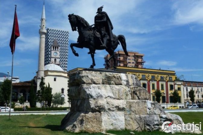 Albánska Tirana: Orol nad Skanderbegom