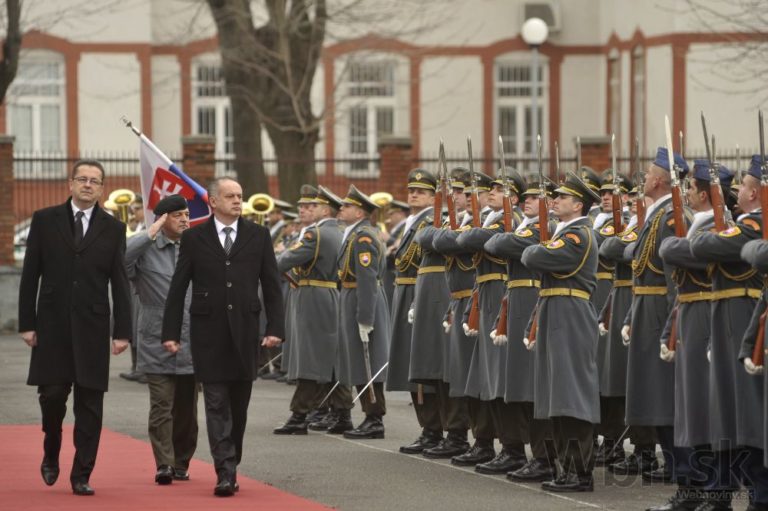 Kiska bol na prehliadke výzbroje armády