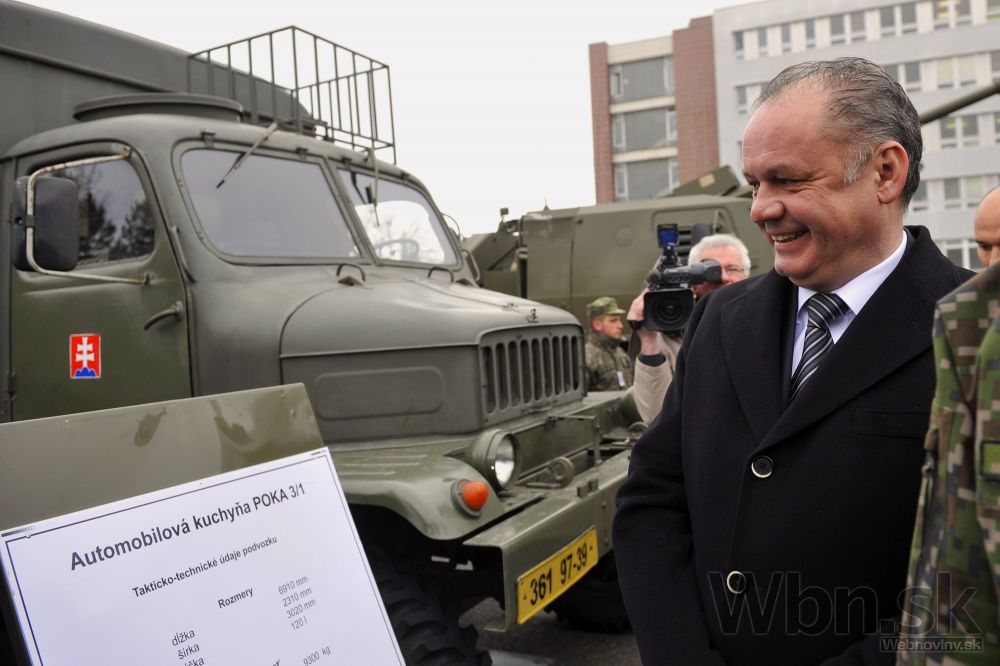 Kiska bol na prehliadke výzbroje armády