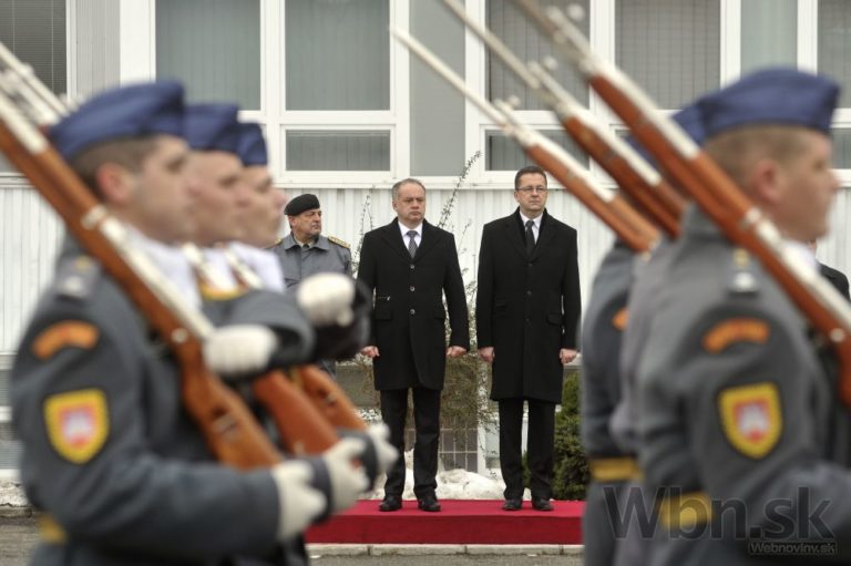 Kiska bol na prehliadke výzbroje armády