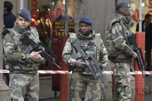 Muž s nožom zranil v Nice troch vojakov