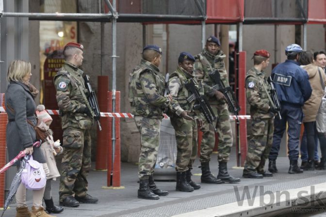 Muž s nožom zranil v Nice troch vojakov