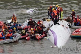 Na Taiwane sa krátko po štarte zrútilo lietadlo do rieky, obetí pribúd