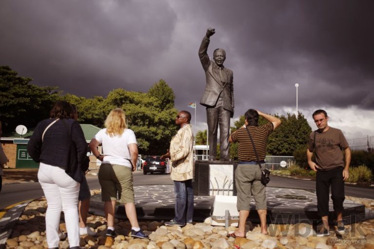 Nelsona Mandelu prepustili pred štvrťstoročím z väzenia