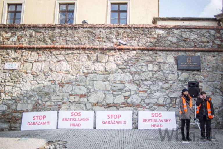 Pri Bratislavskom hrade sa koná protest proti garážam