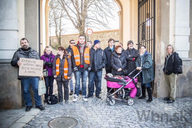 Pri Bratislavskom hrade sa koná protest proti garážam