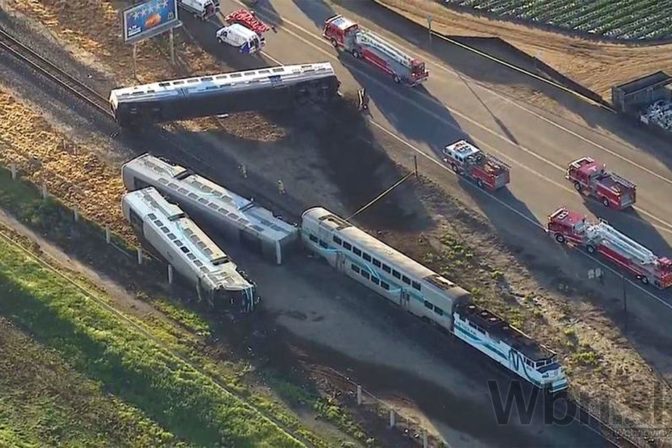 Pri zrážke kamiónu s vlakom sa zranili desiatky ľudí