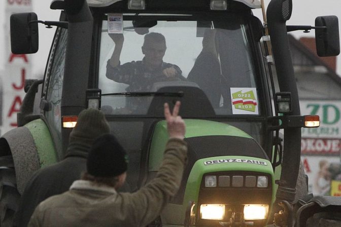 Roľníci blokujú traktormi Varšavu
