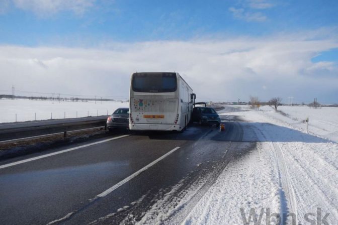 Slovákov ohrozuje na cestách počasie