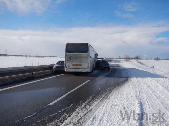 Slovákov ohrozuje na cestách počasie