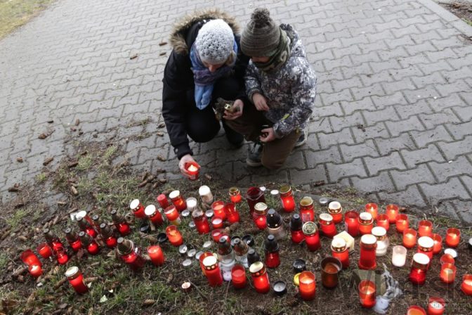 Stovky ľudí si uctili pamiatku obetí strelca v Uherskom Brode