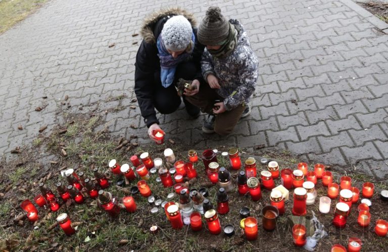 Stovky ľudí si uctili pamiatku obetí strelca v Uherskom Brode