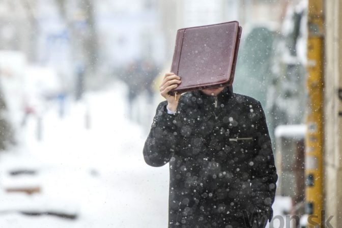 V Bratislave pribúda sneh, komplikuje dopravu