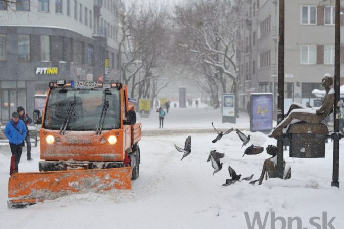 V Bratislave pribúda sneh, komplikuje dopravu