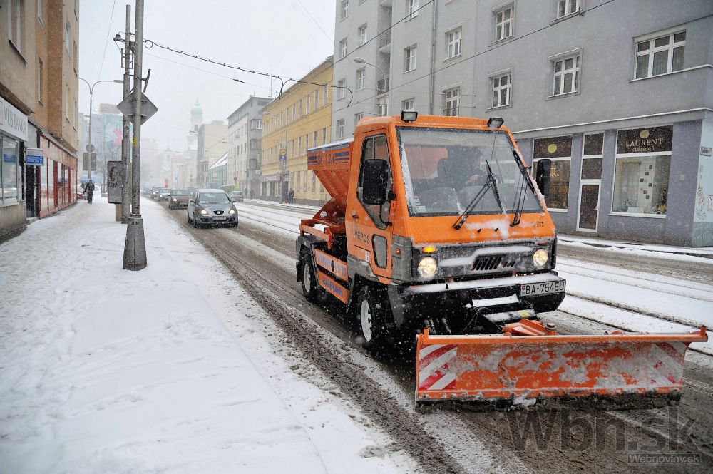V Bratislave pribúda sneh, komplikuje dopravu