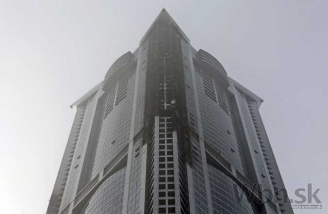 V Dubaji horel mrakodrap, museli evakuovať stovky ľudí
