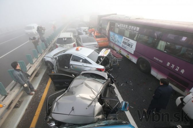 V Južnej Kórei došlo k hromadnej nehode, zrazila sa stovka áut