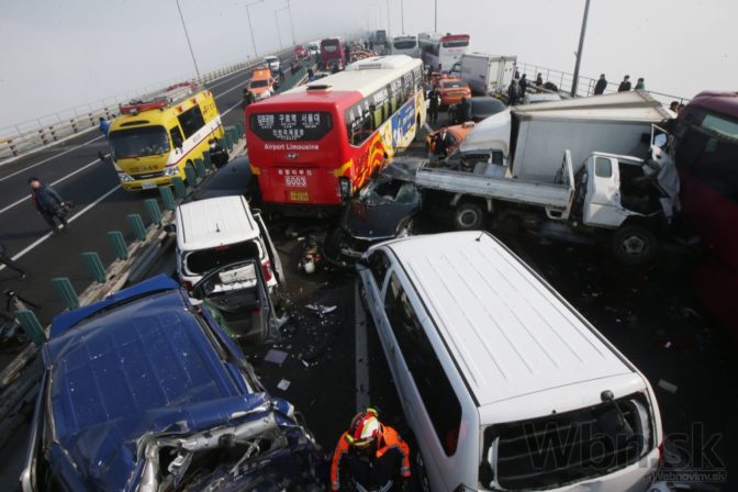 V Južnej Kórei došlo k hromadnej nehode, zrazila sa stovka áut