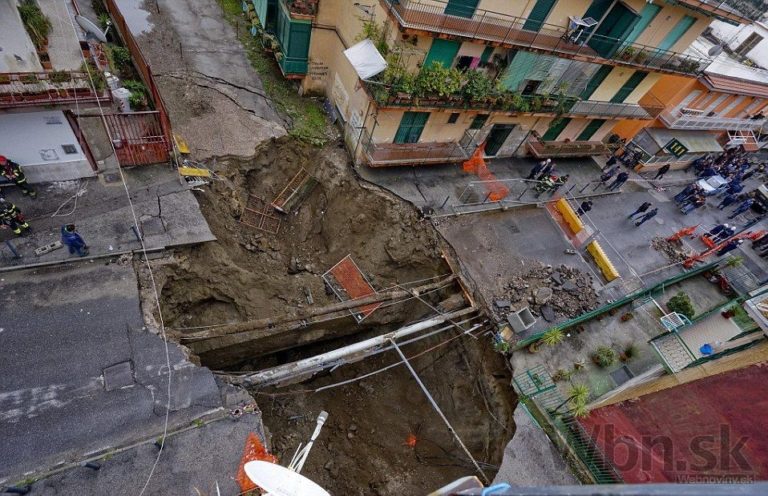 V Neapole sa otvorila obrovská jama, evakuovali stovky ľudí