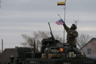 Americkí vojaci sa vracajú z Pobaltia do Bavorska