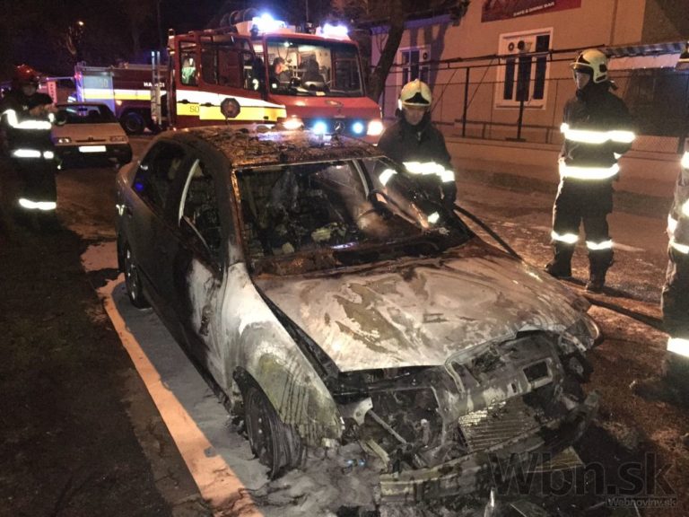 Auto v Nitre zachvátil požiar, zasahovali dve hasičské autá
