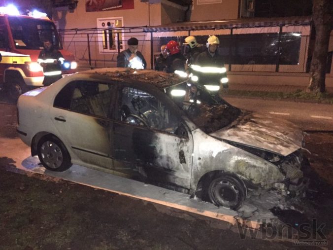 Auto v Nitre zachvátil požiar, zasahovali dve hasičské autá