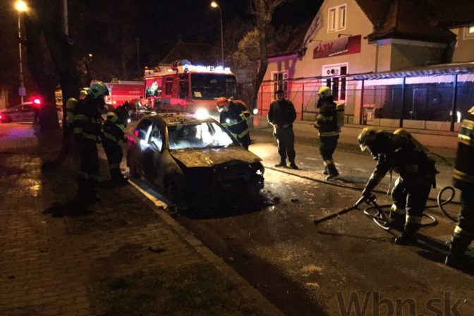 Auto v Nitre zachvátil požiar, zasahovali dve hasičské autá