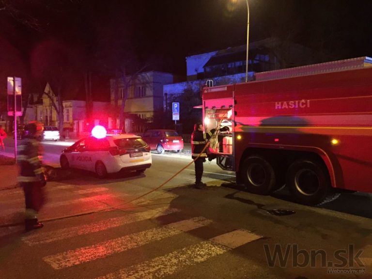 Auto v Nitre zachvátil požiar, zasahovali dve hasičské autá