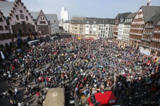 Frankfurt zachvátili drsné demonštrácie
