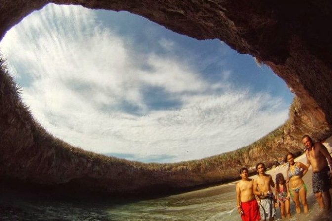 Hidden Beach: Prírodný zázrak vytvorený explóziami bômb