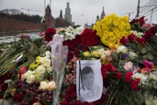 Moskvou pochodujú tisíce ľudí, ctia si pamiatku zavraždeného Nemcova