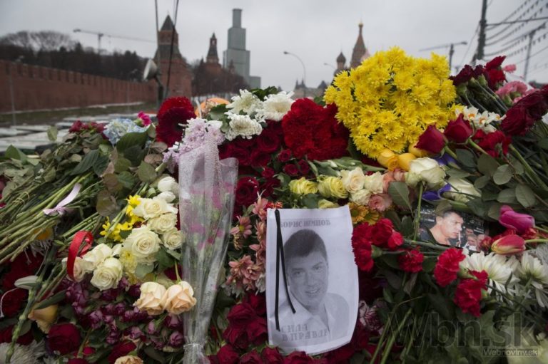 Moskvou pochodujú tisíce ľudí, ctia si pamiatku zavraždeného Nemcova